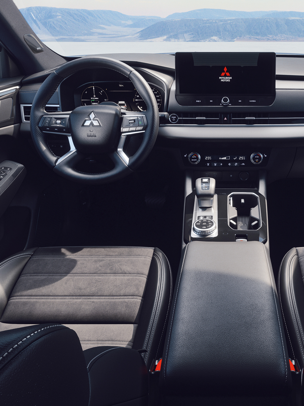 Mitsubishi Outlander Select Innenraum-Ansicht mit schwarzen Sitzen, digitalem Cockpit, Touchscreen-Display und modernem Lenkrad
