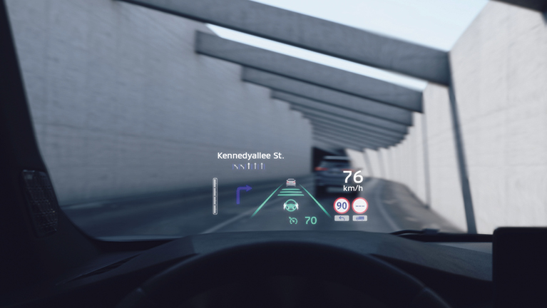 Head-up Display im Mitsubishi Outlander Select zeigt Navigationsanweisungen und Geschwindigkeit auf der Windschutzscheibe